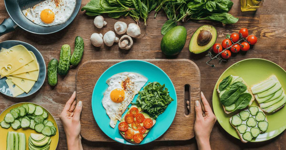 healthy meal of egg and vegetables