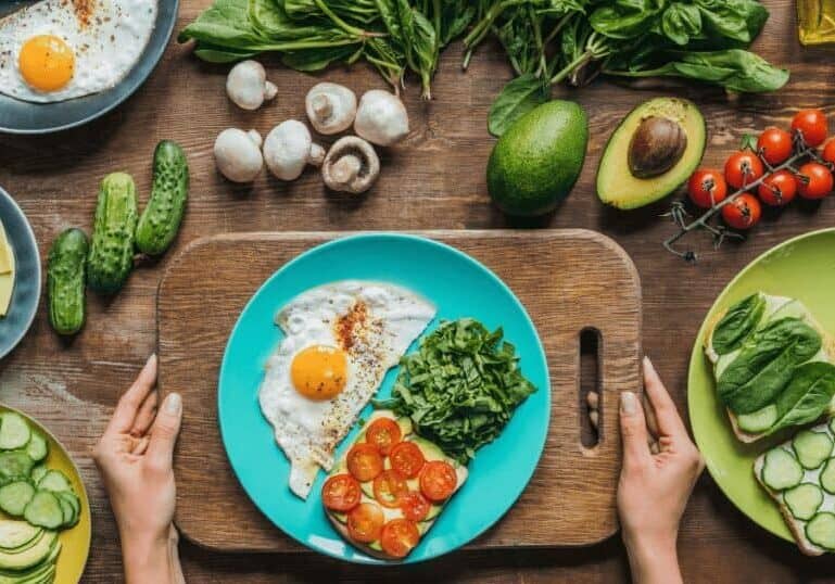 healthy meal of egg and vegetables