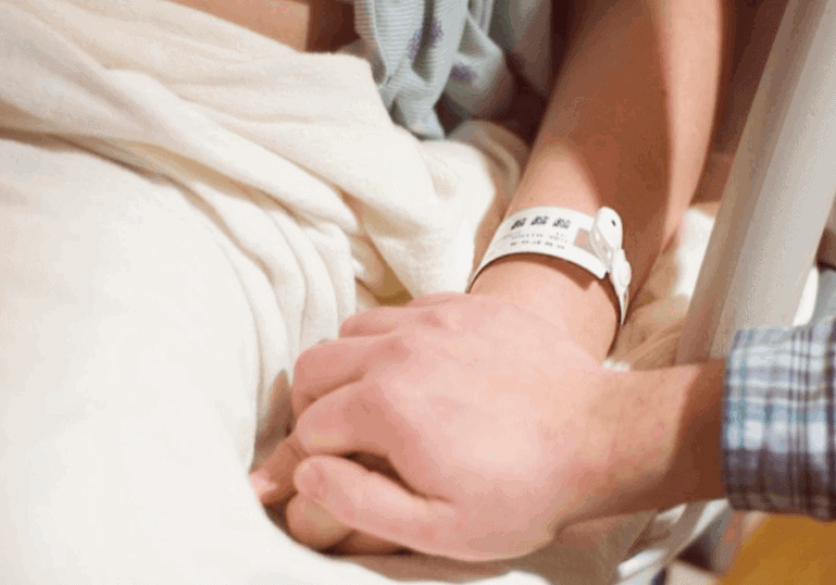 partner holding moms hand in hospital during birth